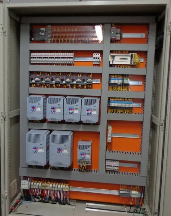 Painel de automação com inversores de frequência, proteções e fiação em eletrocalhas